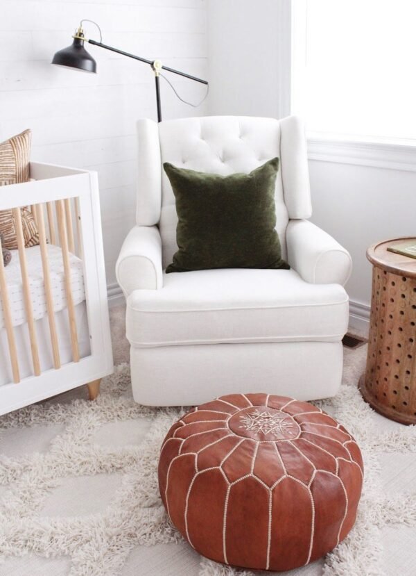 pouf ottoman marocain en cuir de chèvre 100% naturel, couleur brun tan.