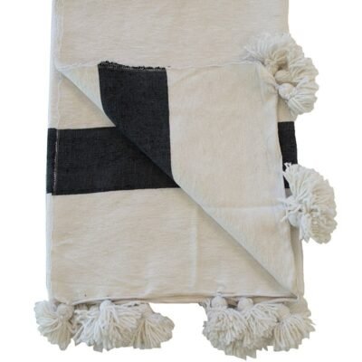 Couvertures marocaines blanches et noires tissées à la main avec des pompons réalisés à la main à Marrakech