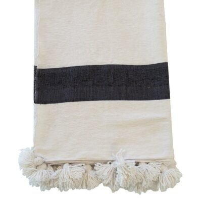 Couvertures marocaines blanches et noires tissées à la main avec des pompons réalisés à la main à Marrakech