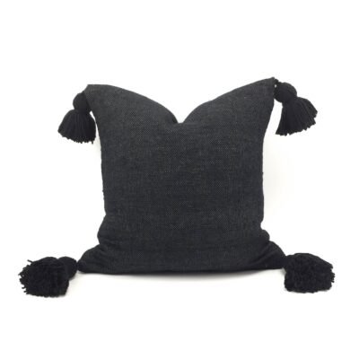 Coussin marocain noir tissé à la main avec pompons, fabriqué à la main à Marrakech.
