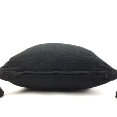 Coussin marocain noir tissé à la main avec pompons, fabriqué à la main à Marrakech.