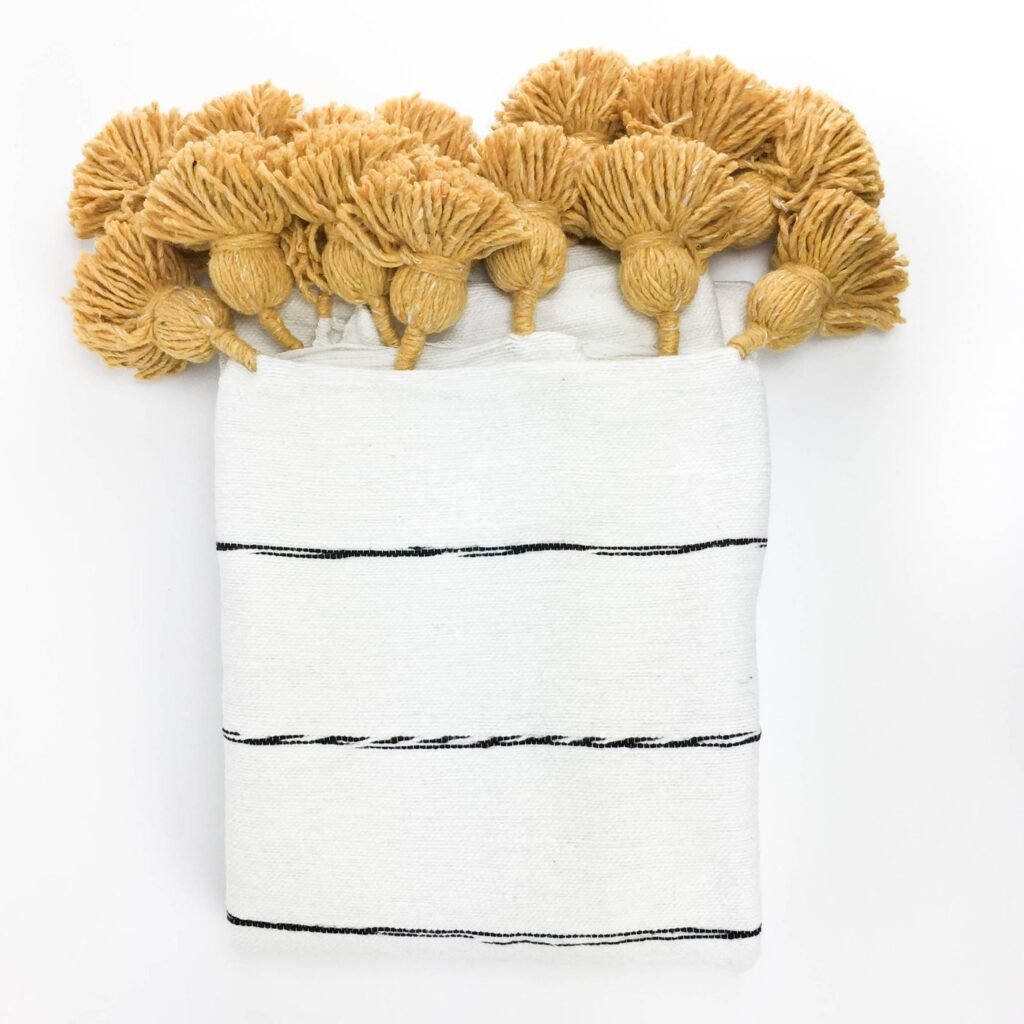 Couverture marocaine blanche et noire avec pompons tissée à la main et colorée à la main