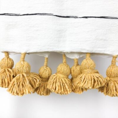 Couverture marocaine blanche et noire avec pompons tissée à la main et colorée à la main