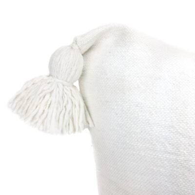 Coussin marocain blanc tissé à la main avec pompons réalisés à la main à Marrakech