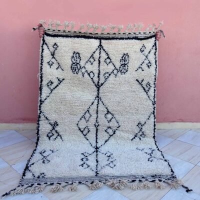 Tapis en laine de Khenifra fait main du Maroc, dimensions 4,7×3,2 pieds.