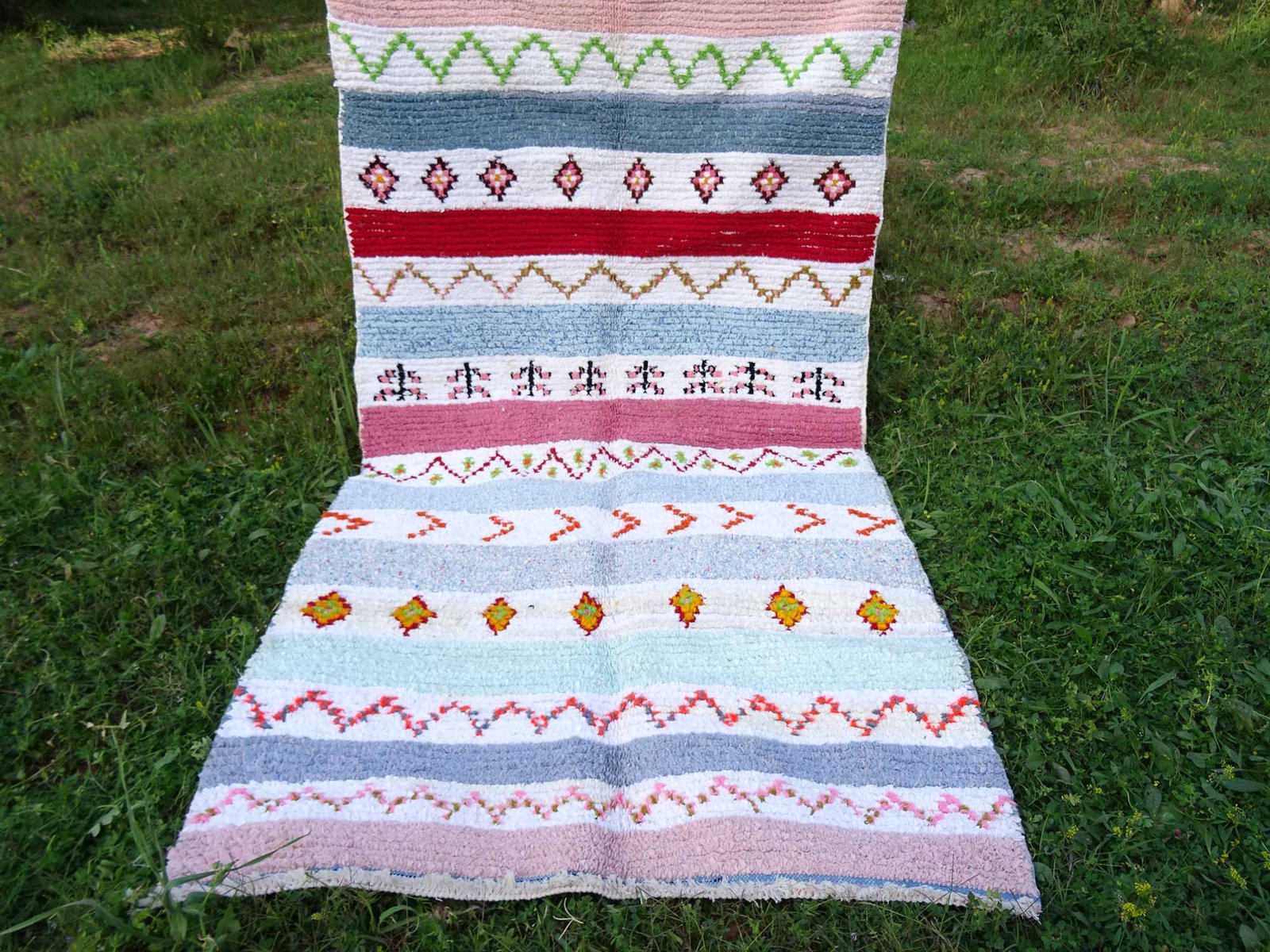 Tapis Boucherouite coloré Azilal, tissé à la main par des femmes berbères du Maroc, dimensions 8x4.3 pieds – Image 2