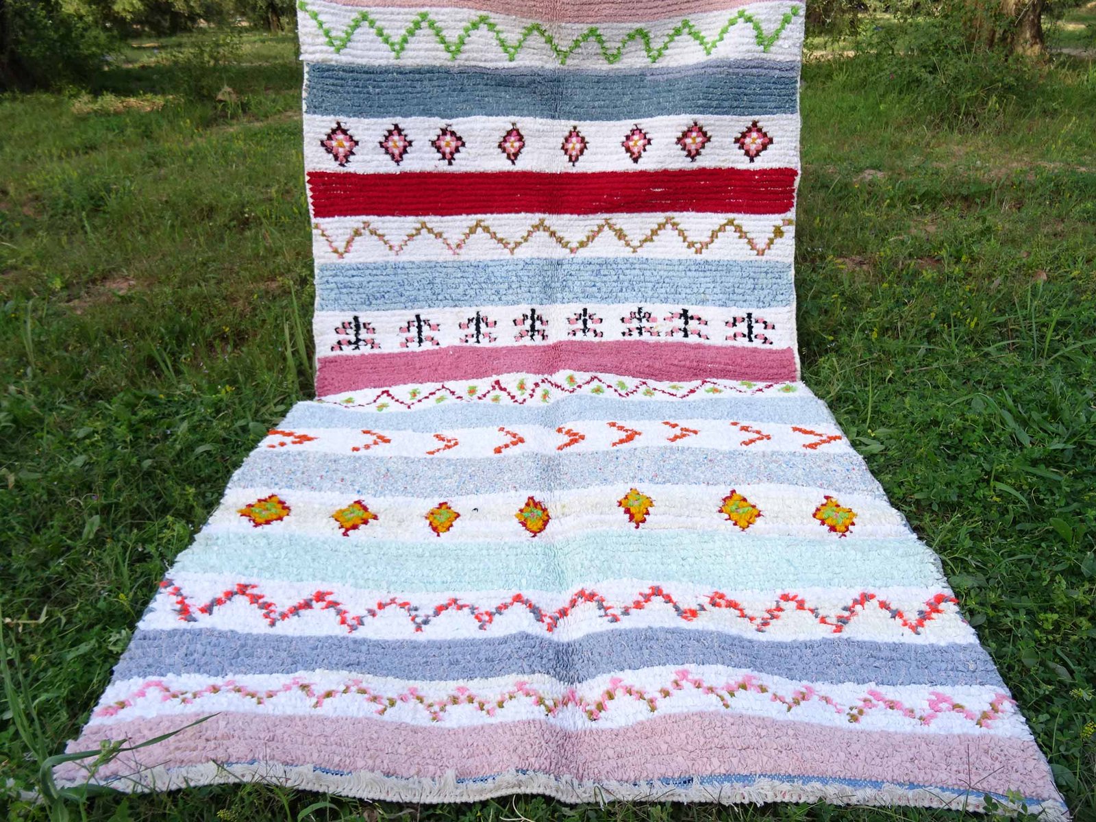 Tapis Boucherouite coloré Azilal, tissé à la main par des femmes berbères du Maroc, dimensions 8x4.3 pieds – Image 3