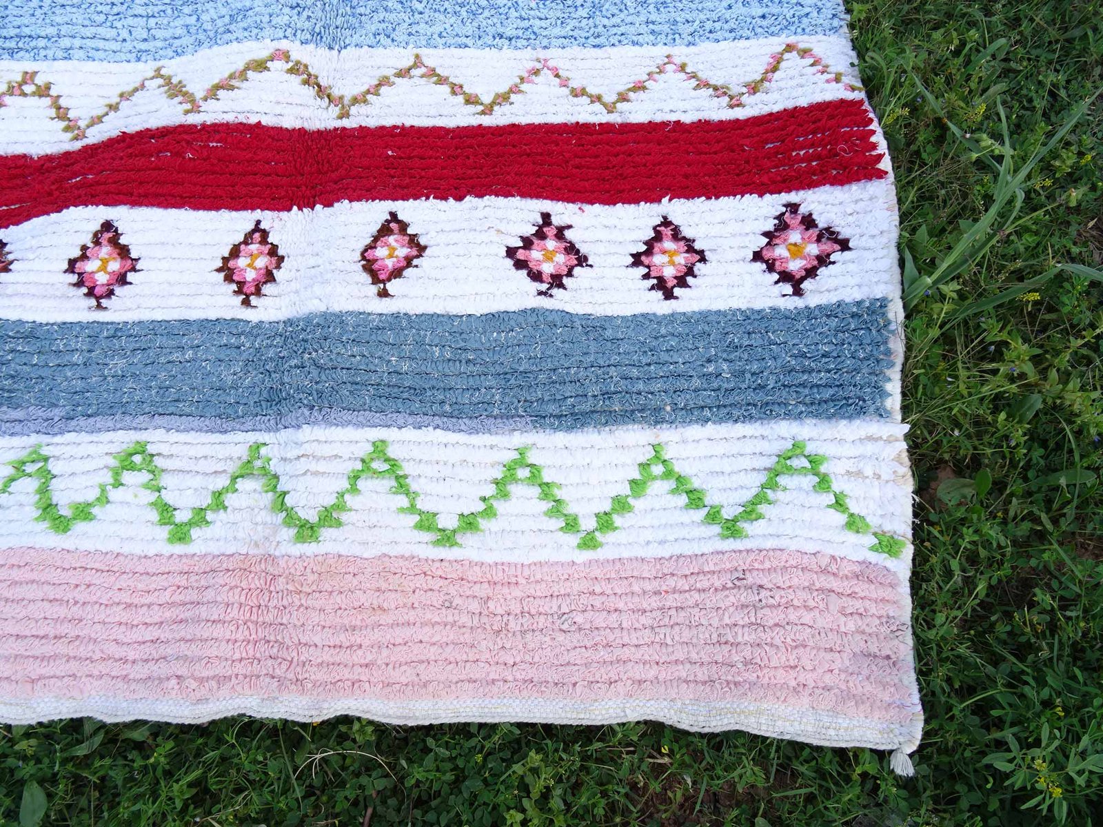 Tapis Boucherouite coloré Azilal, tissé à la main par des femmes berbères du Maroc, dimensions 8x4.3 pieds – Image 9