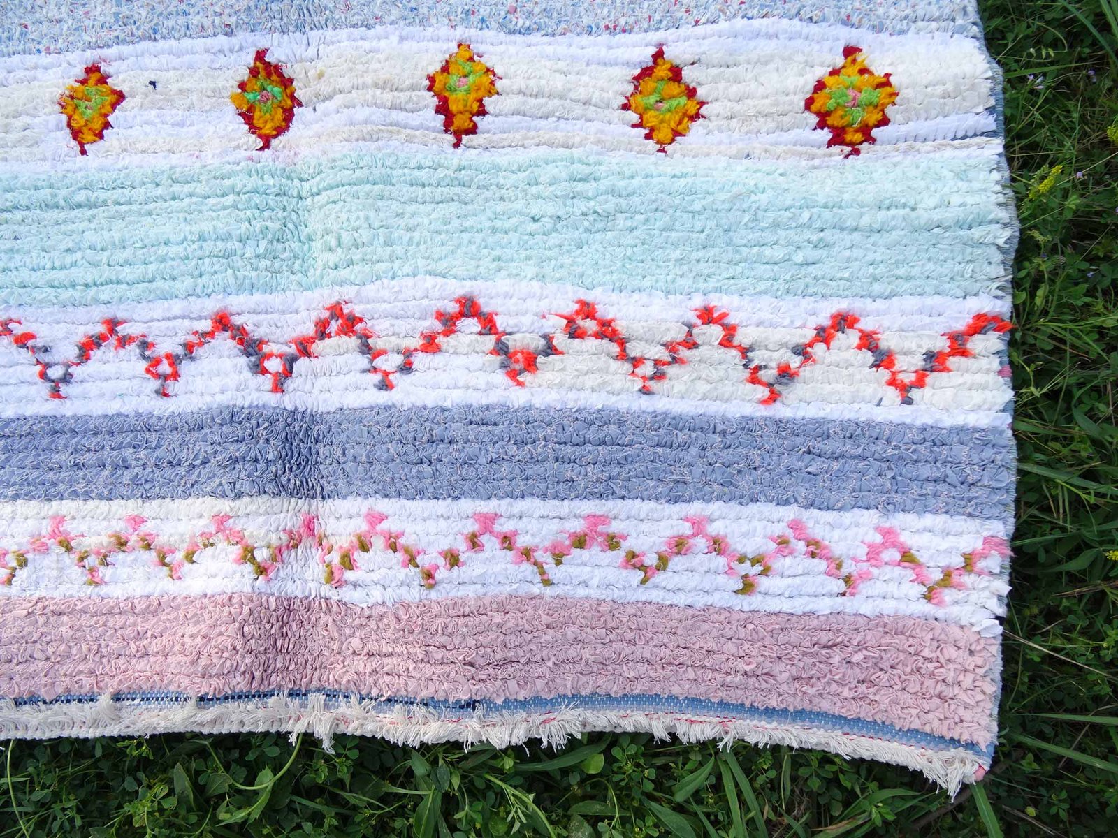 Tapis Boucherouite coloré Azilal, tissé à la main par des femmes berbères du Maroc, dimensions 8x4.3 pieds – Image 8