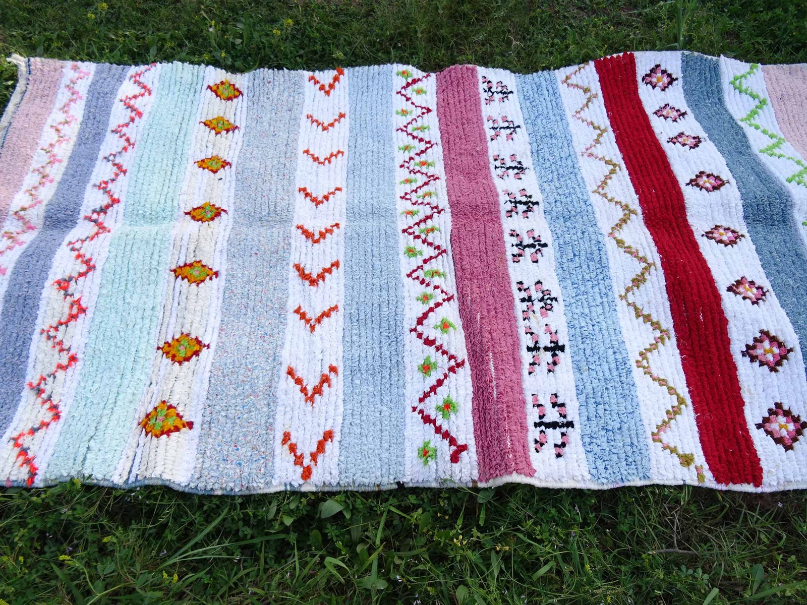 Tapis Boucherouite coloré Azilal, tissé à la main par des femmes berbères du Maroc, dimensions 8x4.3 pieds – Image 6