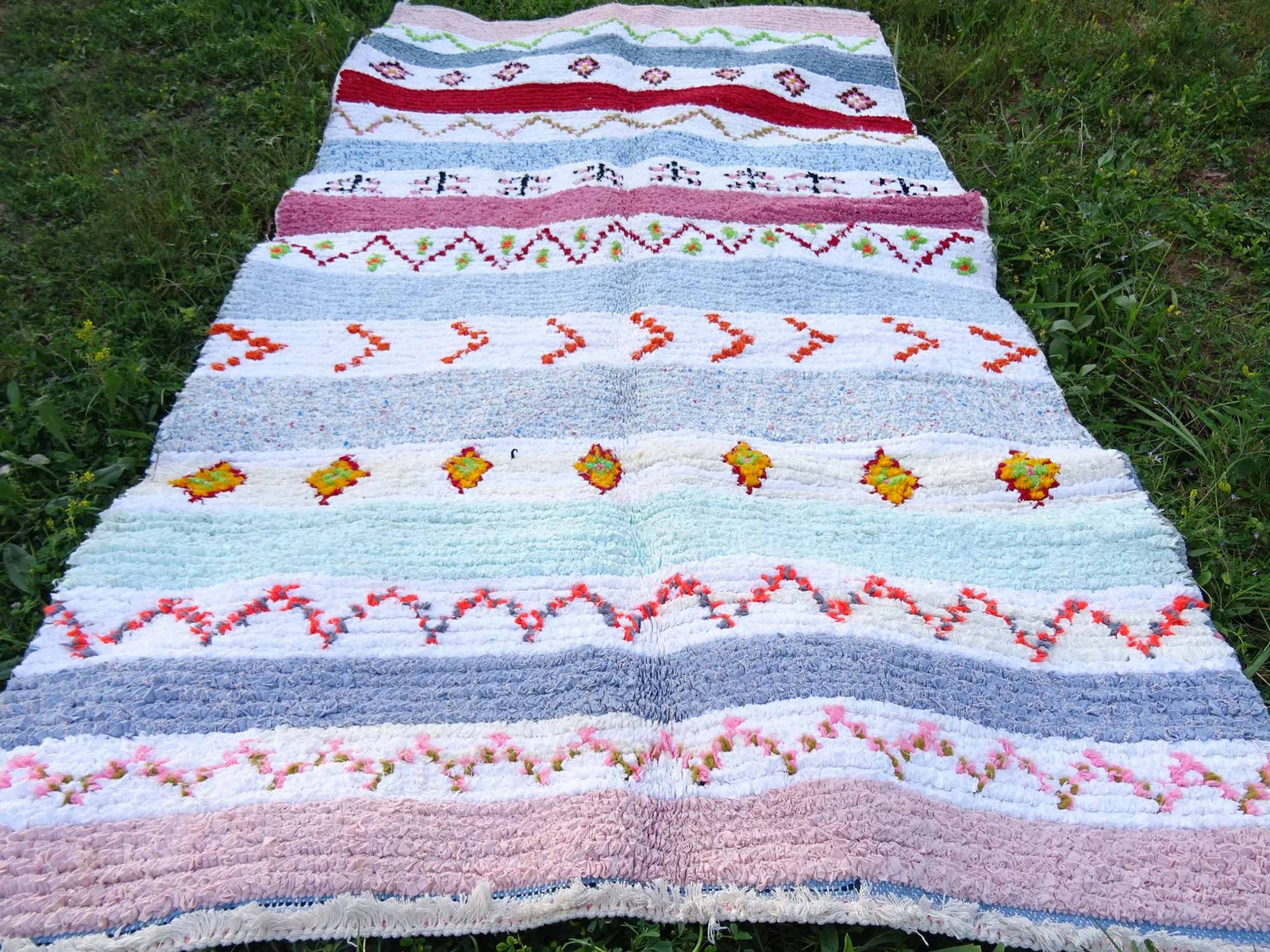 Tapis Boucherouite coloré Azilal, tissé à la main par des femmes berbères du Maroc, dimensions 8x4.3 pieds – Image 4