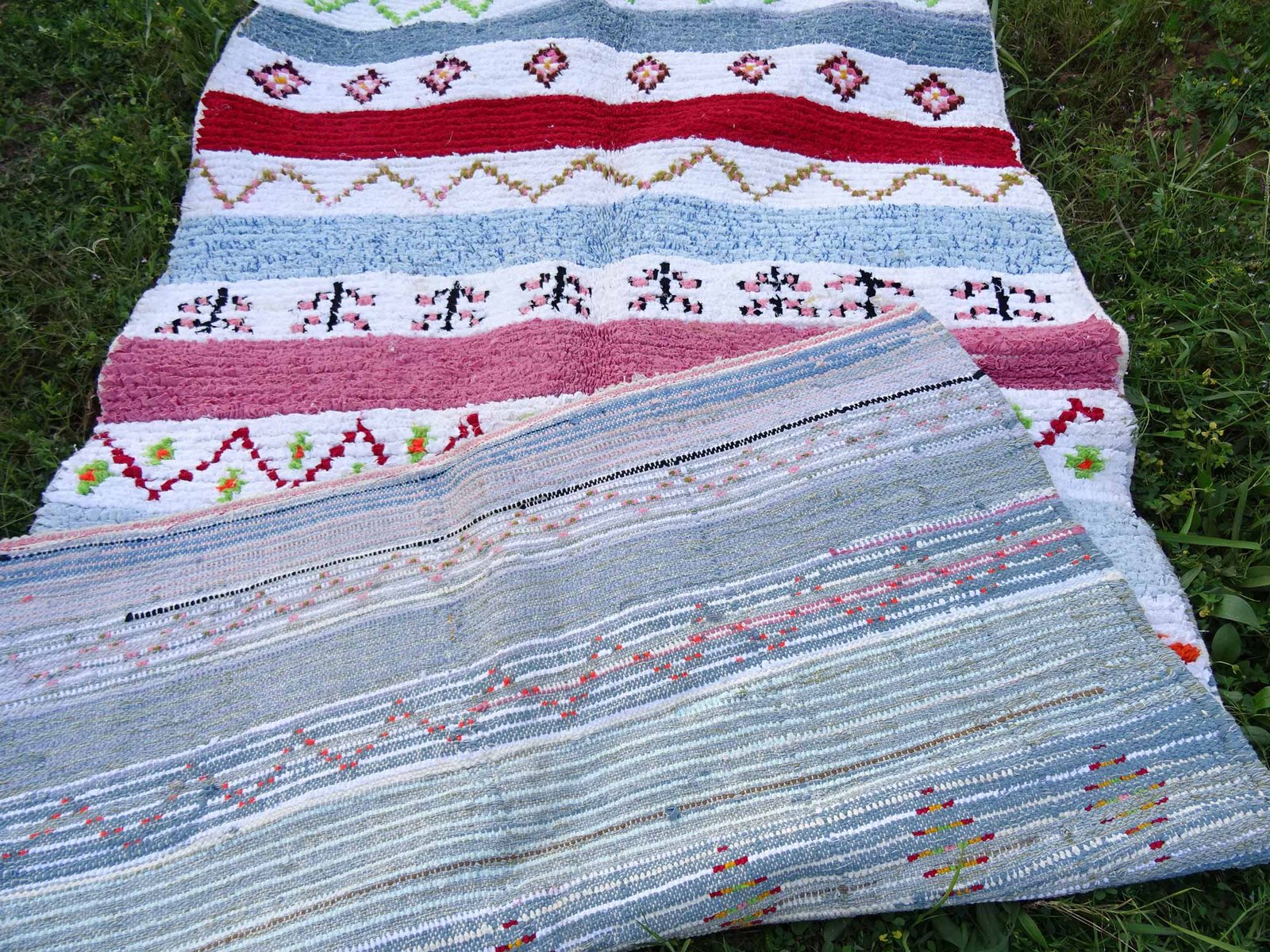 Tapis Boucherouite coloré Azilal, tissé à la main par des femmes berbères du Maroc, dimensions 8x4.3 pieds – Image 5