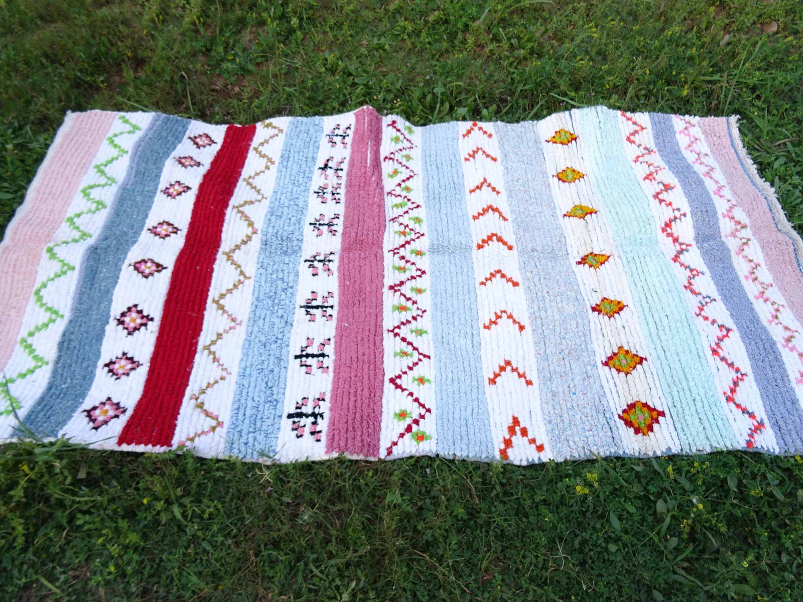 Tapis Boucherouite coloré Azilal, tissé à la main par des femmes berbères du Maroc, dimensions 8x4.3 pieds – Image 7