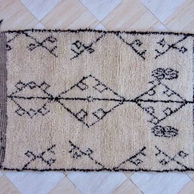 Tapis en laine de Khenifra fait main du Maroc, dimensions 4,7×3,2 pieds.
