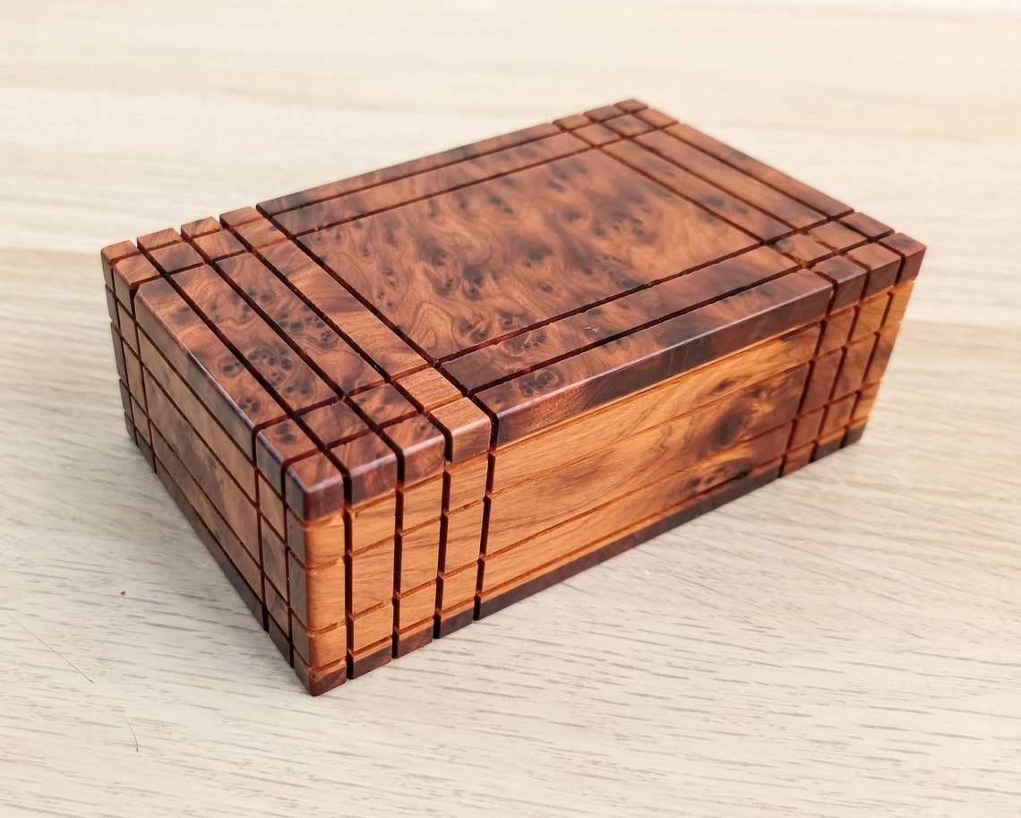 Coffret en bois avec ouverture secrète et compartiment caché