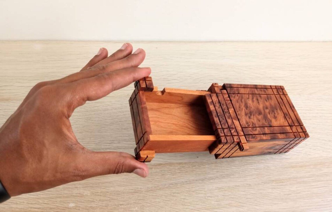 Coffret en bois avec ouverture secrète et compartiment caché – Image 4
