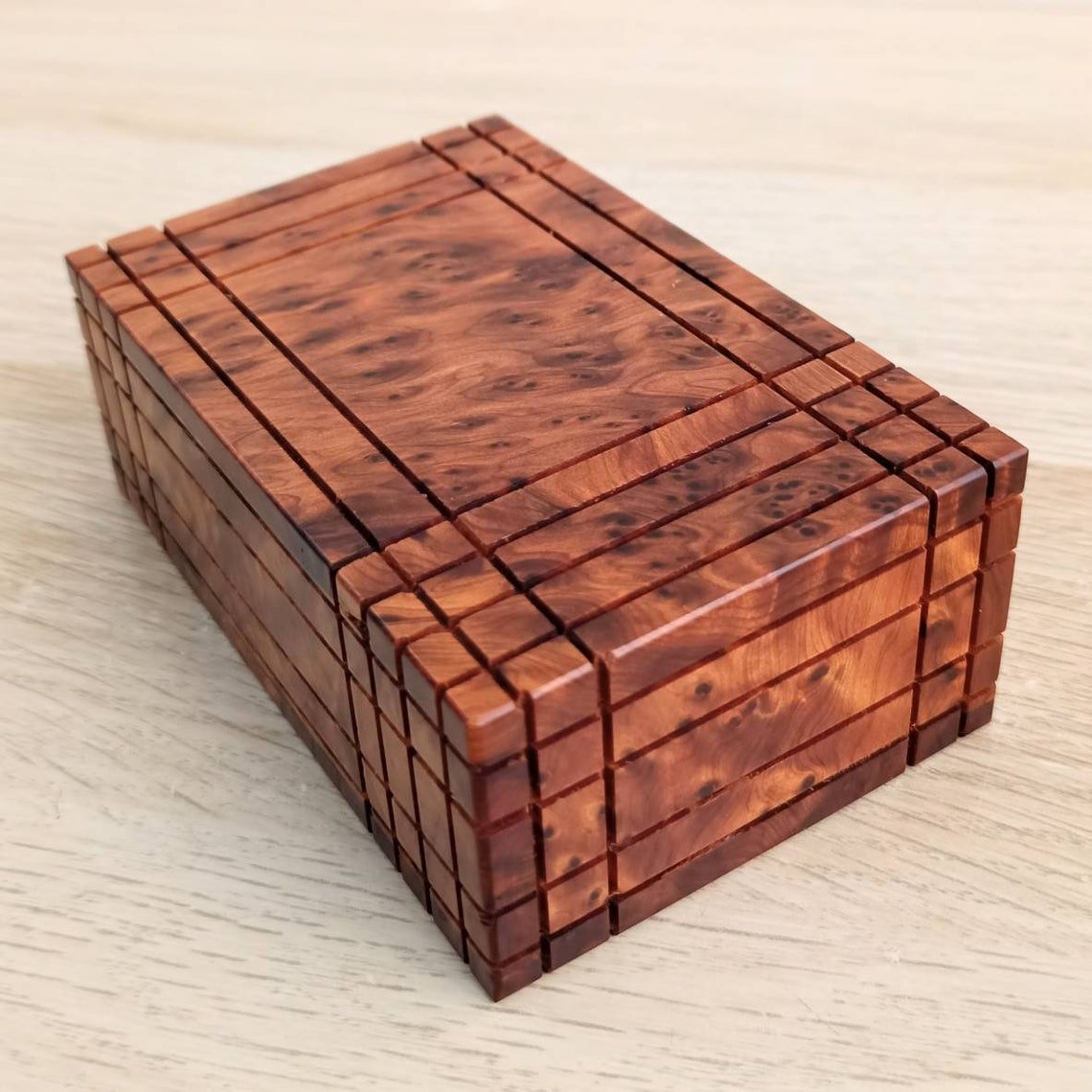 Coffret en bois avec ouverture secrète et compartiment caché – Image 2