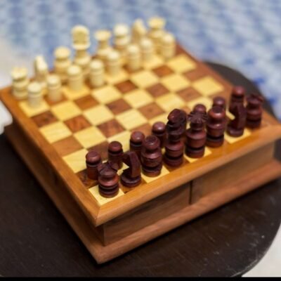 Jeu d&rsquo;échecs en bois de thuya fait main et jeu de backgammon du Maroc