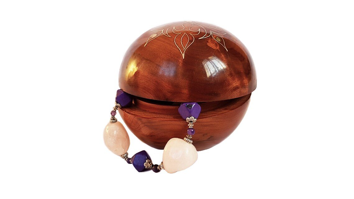 Boîte ronde en bois décorée avec du métal et des coquillages