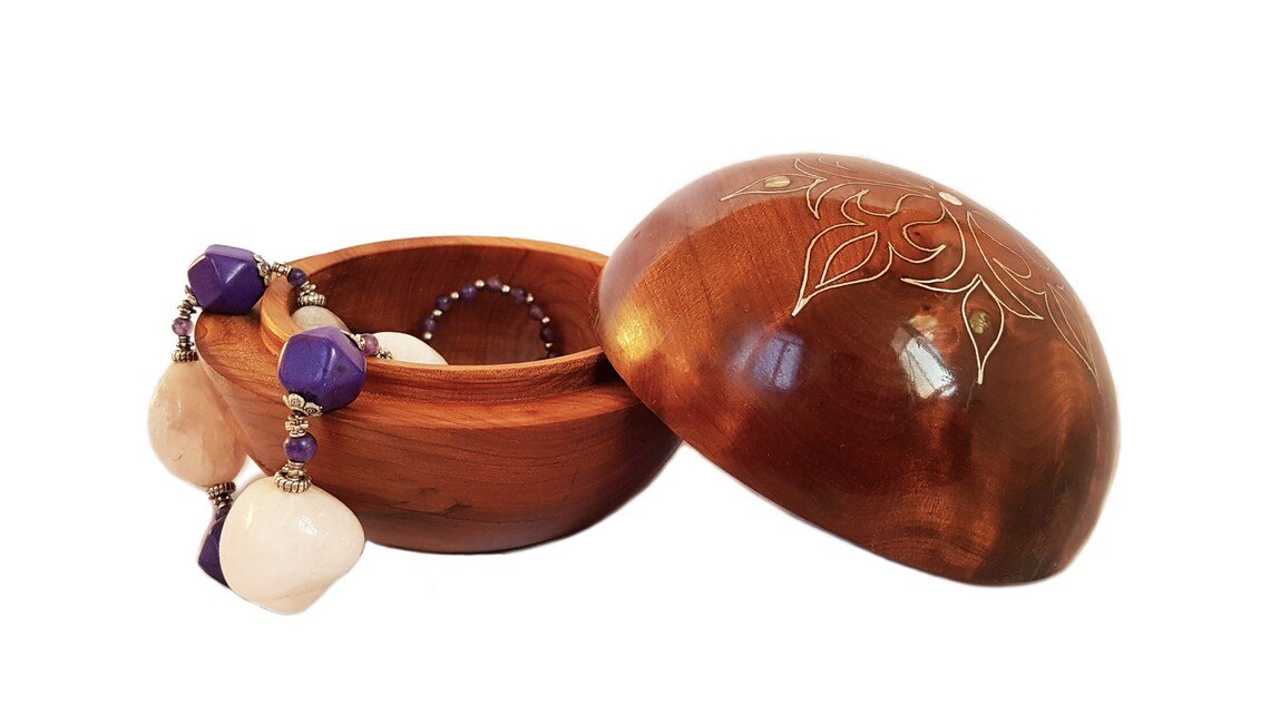 Boîte ronde en bois décorée avec du métal et des coquillages – Image 4