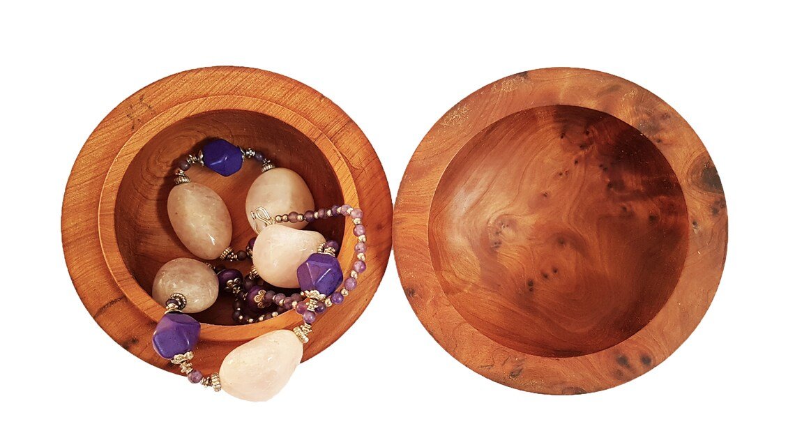 Boîte ronde en bois décorée avec du métal et des coquillages – Image 3