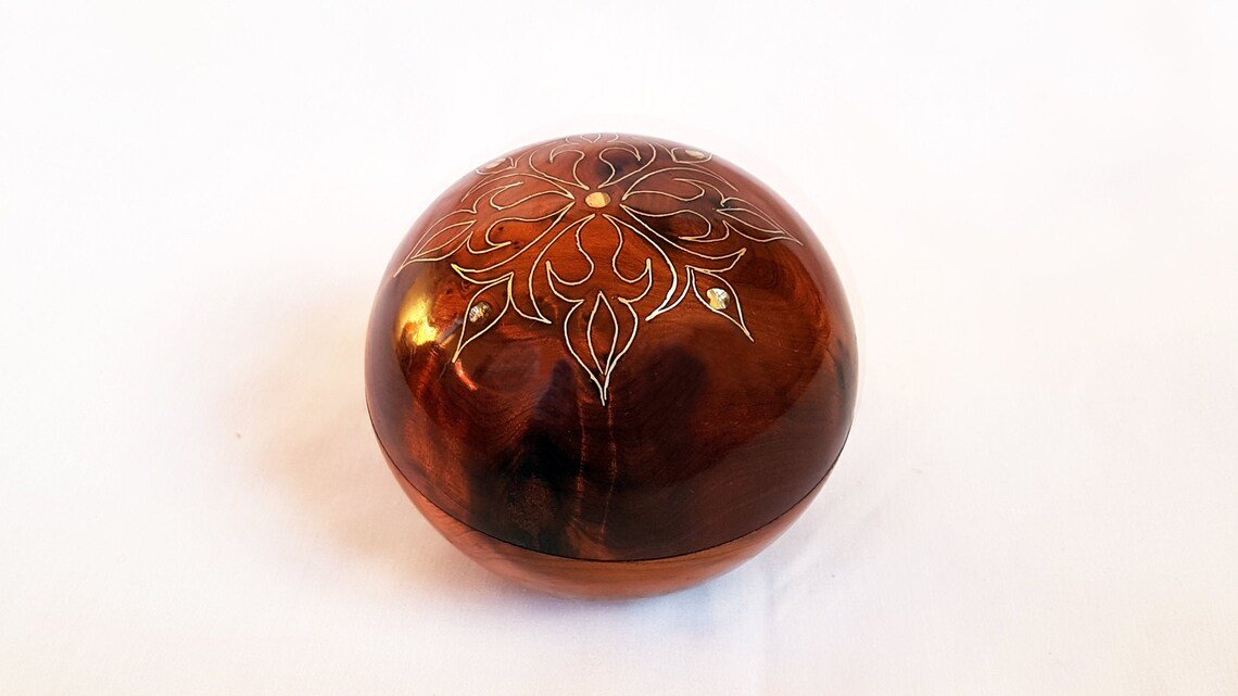 Boîte ronde en bois décorée avec du métal et des coquillages – Image 6