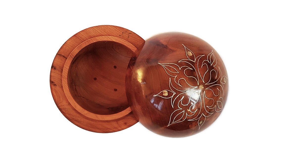 Boîte ronde en bois décorée avec du métal et des coquillages – Image 5