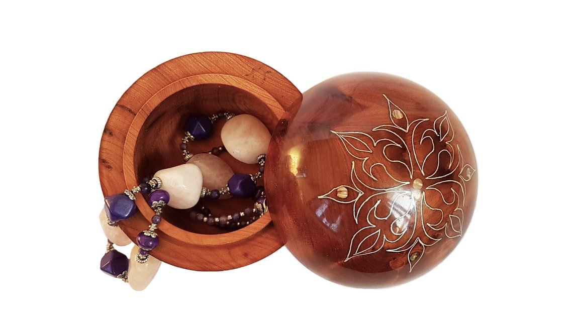 Boîte ronde en bois décorée avec du métal et des coquillages – Image 2